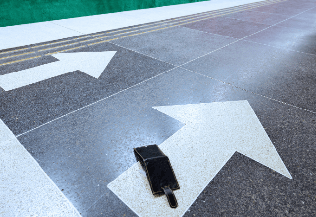 空港で…私「財布を拾いました」受付「お預かりします」数日後⇒受付「落とし主の方が…」驚愕の展開に涙…